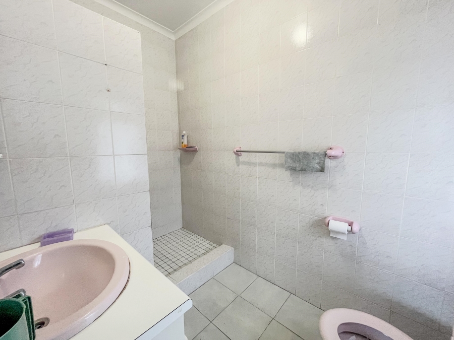 To Let 4 Bedroom Property for Rent in Pinelands Western Cape